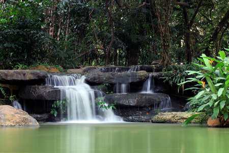 瀑布美丽的瀑布自然瀑布花园瀑布苏兰兰拉玛九9公共公园国王拉玛九公园在曼谷泰国