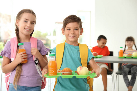 学校食堂有健康食物的儿童