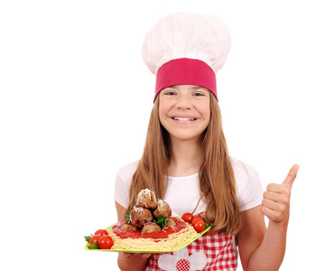 快乐的小女孩用意大利面和肉丸做饭，拇指
