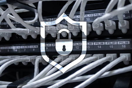 服务器机房背景上的网络保护屏蔽图标。 信息安全和病毒检测。