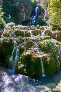 从西班牙布尔戈斯的奥班贾德尔卡斯蒂略镇中心落下的瀑布