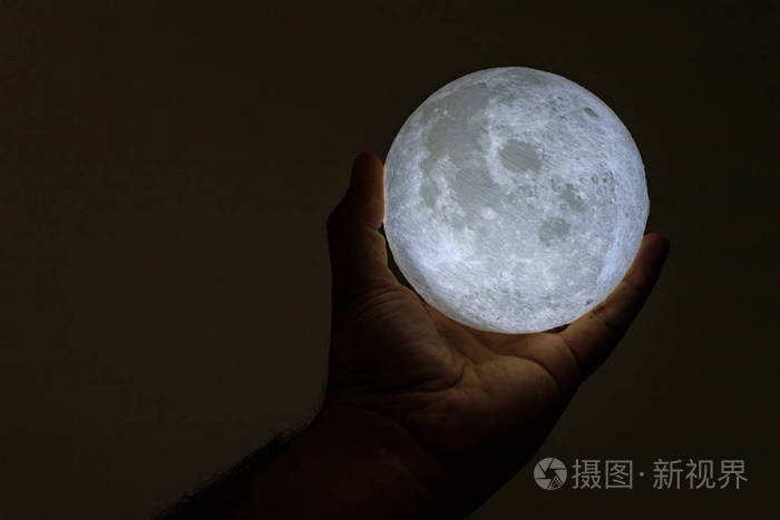 月亮在手里