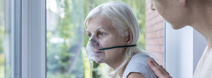 护理院戴氧气罩的弱老妇人全景图片