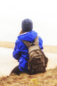 带背包旅行徒步旅行的女人。 生活方式冒险概念森林和湖泊背景积极度假到野外。 旅游及积极生活方式暑假概念