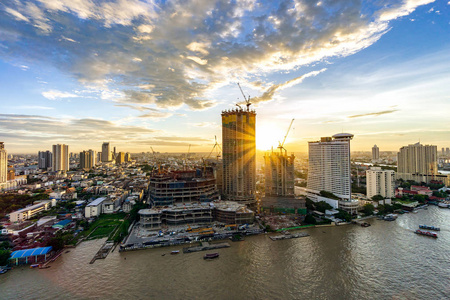 黄昏时曼谷河景，泰国潮法拉河沿岸有现代商务建筑