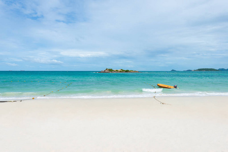 白色沙滩，蓝色的海洋在科萨马萨恩。 泰国