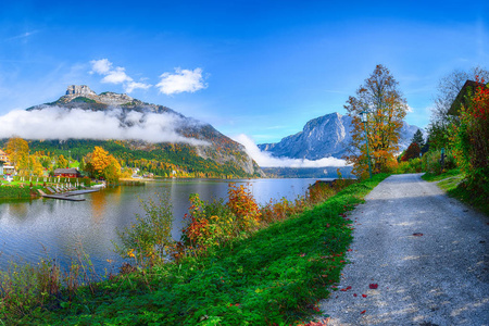 风景如画的秋景，阿尔塔塞看到湖。 阿尔塔西村阳光明媚的早晨景色。 地点度假胜地阿尔陶塞看到奥地利阿尔卑斯山的利森区。 欧洲。