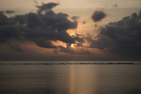 日落时的海景，背景为阴天