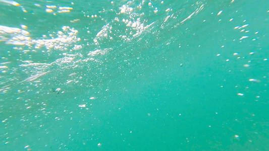 夏天有气泡的水下海洋照片