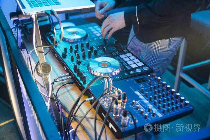 dj在数字调音台控制器上播放和混合音乐特写dj性能控制器数字midi转盘