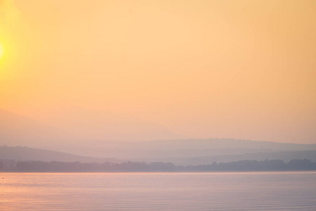 远处湖光山色的美丽，平静的晨景..绚丽多彩的夏日风光与山湖在黎明..塔特拉山在斯洛伐克，欧洲。