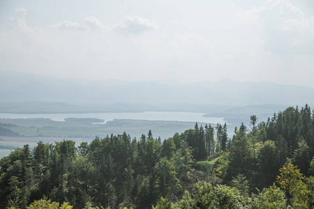 欧洲斯洛伐克塔特拉山的一个美丽的山景。夏天的风景有山有林..