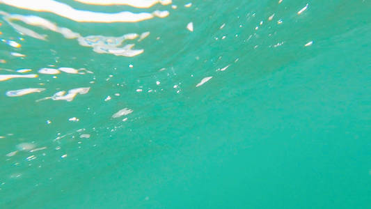 夏日带泡泡的水下海洋照片