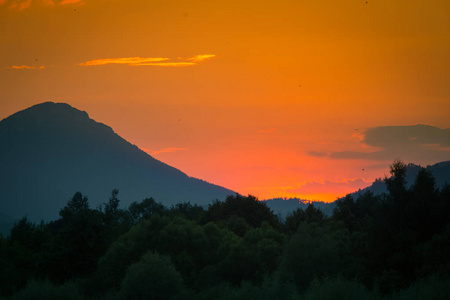 一个美丽的彩色日落景观与湖山和森林。 夏天山湖上的自然傍晚景色。 斯洛伐克欧洲的塔特拉山。