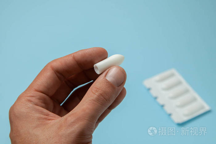 用在男人手上的肛门或阴道栓.治疗痔疮,体温,画眉,炎症的蜡烛