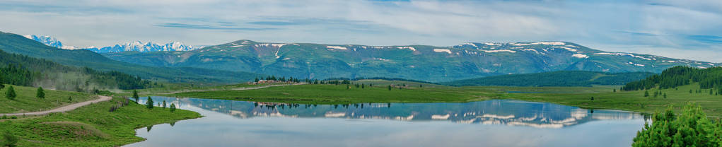 湖 阿尔泰 俄罗斯的全景