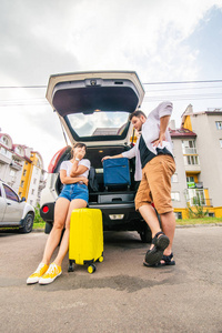 汽车后备箱里的几个包装袋。 公路旅行。 汽车旅行