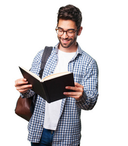 一个学生读一本白色背景的书
