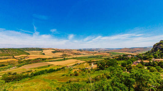 意大利塔奎尼亚附近乡村田野的全景
