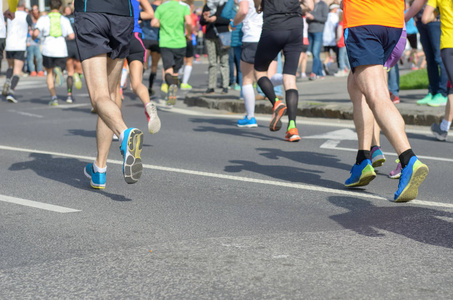 马拉松赛跑许多跑步者步行参加公路赛车运动比赛健身和健康的生活方式概念