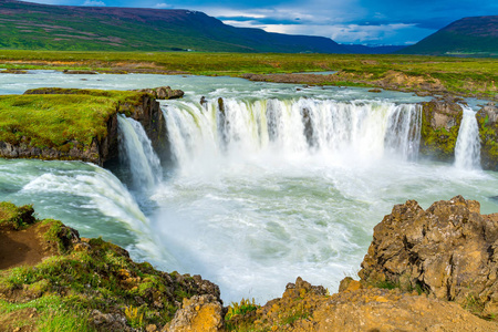 在冰岛的巴尔达勒尔区，夏天的戈达佛斯瀑布的美丽景象