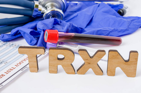 输血反应评价，血液过敏反应，TRXN医学实验室简称或简称..TRXN字母在实验室试管附近，带有血样听诊器保护手套