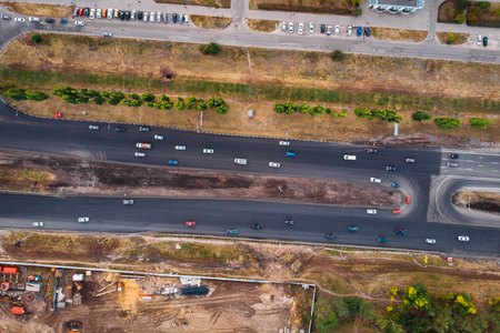 城市交通城市道路沥青路面的空中俯视观