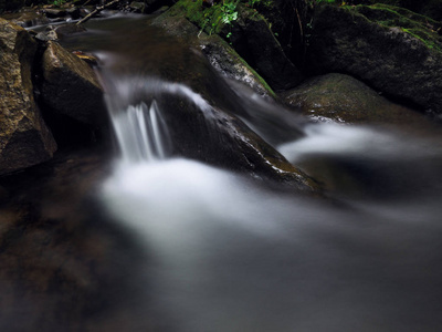 瀑布在卡尔帕坦山脉绿色森林