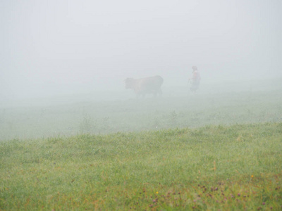 卡尔帕坦山脉村庄的雾气和薄雾图片