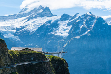 天空悬崖行走在瑞士Grandelwald阿尔卑斯山的第一座山峰上。