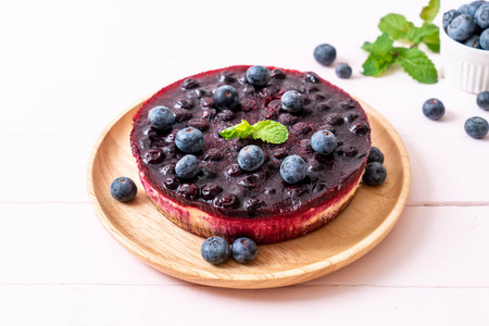 木制背景的自制蓝莓芝士蛋糕图片
