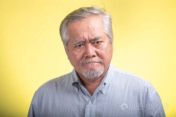 戴着白胡子的亚洲老人站在镜头前心烦意乱 高级生活方式概念.