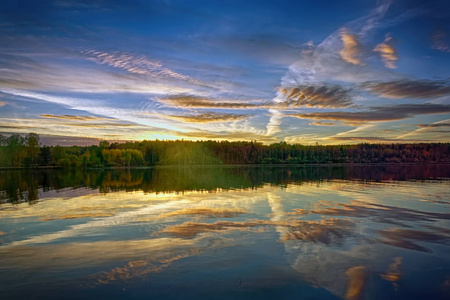 秋天的风景日落在湖边的森林里