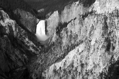 黄石国家公园黄石大峡谷的下瀑布。
