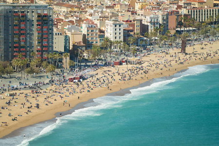 巴塞罗那巴萨罗内塔海滩和地中海的鸟瞰夏季在巴塞罗那西班牙。