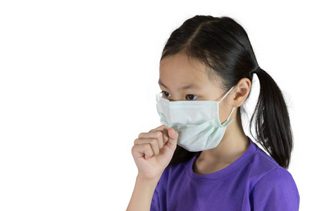 亚洲女孩咳嗽与面罩保护隔离白色背景