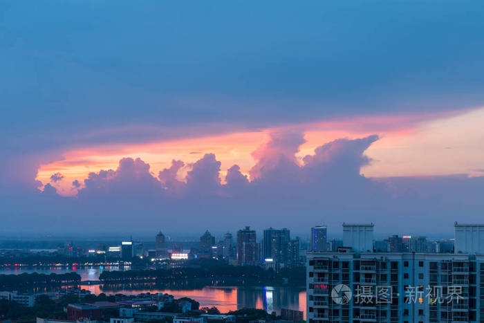 美丽的天空和风景如画的城市日落九江照片-正版商用q