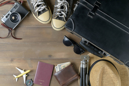 准备旅行配件，旧的黑色老式手提箱与欢迎文本的复古色调，复制空间和旅行概念