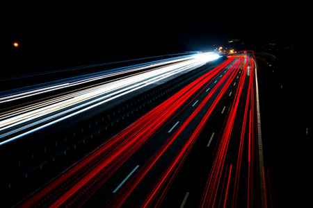 德国高速公路上的夜间交通路线模糊，在德国高速公路上有卡车汽车和公共汽车