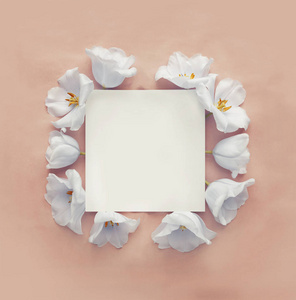 白色的花朵和带有复制空间的空卡
