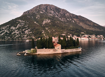 黑山。Perast 镇。圣乔治岛。圣乔治教堂