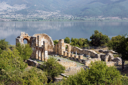 希腊北部小普雷斯帕湖畔阿吉欧斯圣阿奇利欧斯大教堂遗址的景观