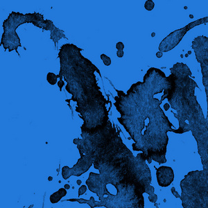 蓝色背景上的抽象黑色油漆飞溅纹理