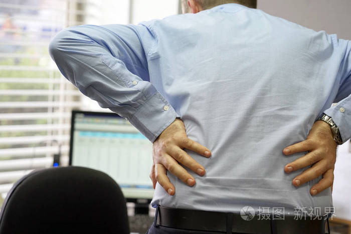 男人遭受肋骨疼痛腰部疼痛.