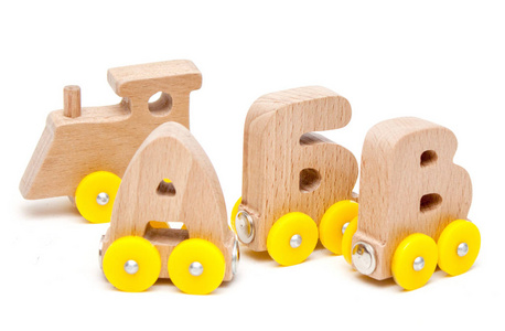 俄罗斯木制字母火车字母表与黄色车轮在白色背景。幼儿教育，学习阅读，学前和儿童游戏的概念