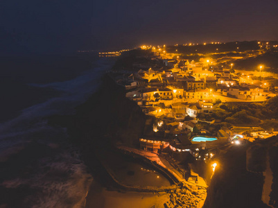 azenhas do mar sintra市的鸟瞰图葡萄牙里斯本西北部葡萄牙海岸的一个海滨村庄，用无人驾驶飞机与大西洋相撞。