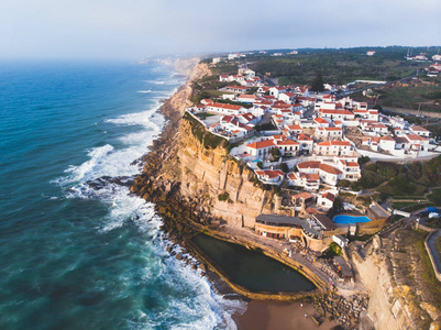 azenhas do mar sintra市的鸟瞰图葡萄牙里斯本西北部葡萄牙海岸的一个海滨村庄，用无人驾驶飞机与大西洋相撞。