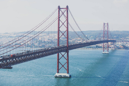 四月二十五日吊桥25号德阿布里勒桥在里斯本波尔图加的塔古斯河上的美丽全景