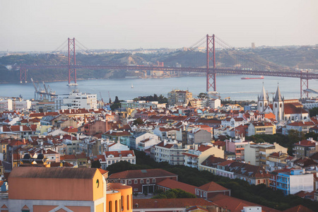 美丽的超广角鸟瞰里斯本葡萄牙，海港天际线风景超越城市和25德阿布里勒桥上的塔格斯河从贝尔维迪尔观察12月拍摄