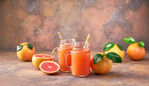 自制有机葡萄柚汁和成熟葡萄柚。有选择的焦点。